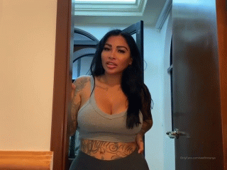 Brittanya Razavi сосет - смотреть видео онлайн
